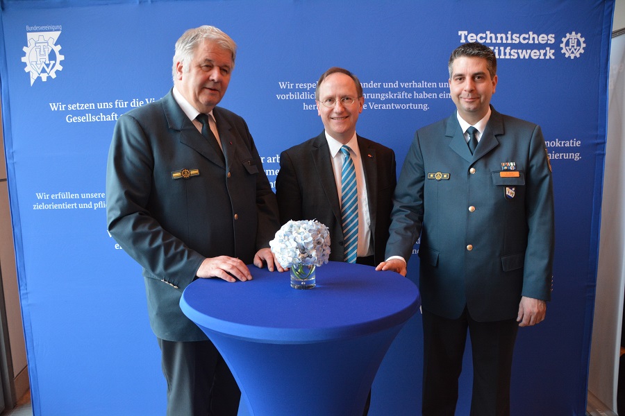 Mit THW-Präsident Albrecht Broemme und Sebastian Gold, dem neuen Landesbeauftragten für Berlin, Brandenburg, Sachsen-Anhalt Mit THW-Präsident Albrecht Broemme und Sebastian Gold, dem neuen Landesbeauftragten für Berlin, Brandenburg, Sachsen-Anhalt